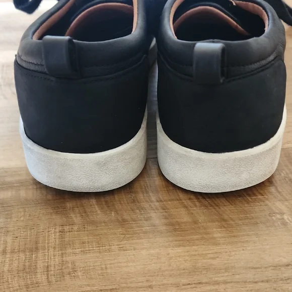 Vionic Winny Black Leather Lace-Up Sneakers - Picture 6 of 8